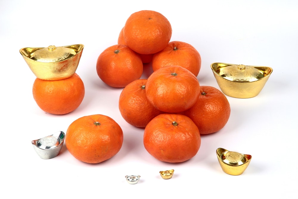 Golden,Orange,With,Silver,And,Gold,Of,Silver,Ingots,On